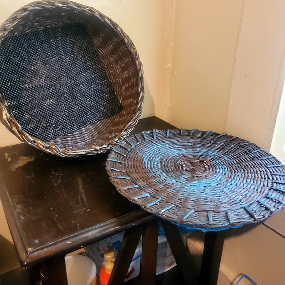 Handcrafted basket with with matching lid. - Picture 3 of 9